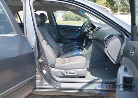 2005 Honda Accord 3.0 Ex z USA, uszkodzony, nr VIN 1HGCM66545A028829